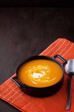 Taze kabak çorbası. Sağlıklı mevsimlik gıda kavramı