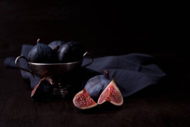 Koyu arka plan üzerinde olgunlaşmış taze incir