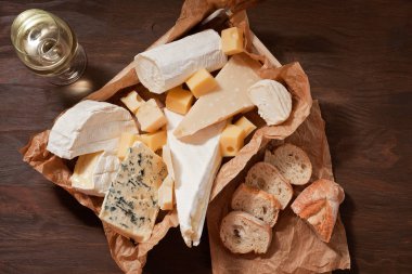 Şarap ile farklı peynir çeşididir. Peyniri, keçi peyniri, rokfor, gorgonzolla, gauda, parmesan, emmental