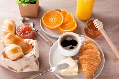 Kahve, portakal suyu ve kruvasan kahvaltı. Üstten Görünüm