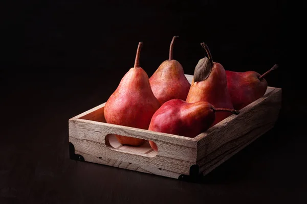 Poires Fraîches Mûres Dans Boîte Bois Concept Fruits Biologiques — Photo