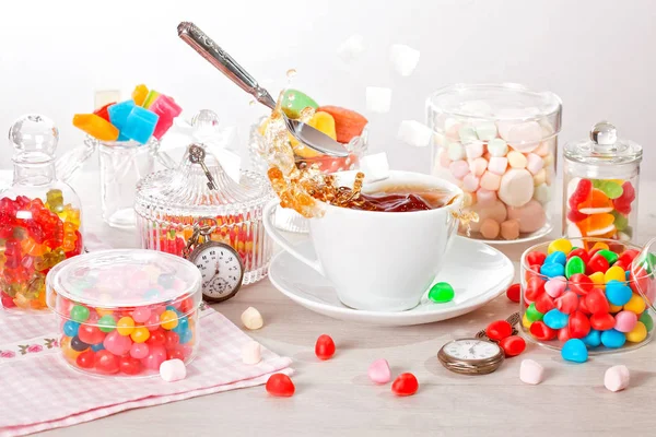 Tasse Tee Mit Verschiedenen Bunten Bonbons Fliegendem Löffel Zucker Und — Stockfoto