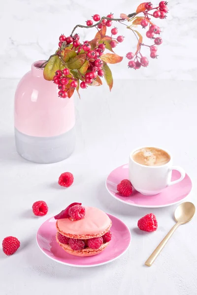 Café Manhã Romântico Com Café Macaron Framboesa Rosa — Fotografia de Stock