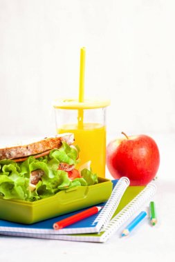 Taze sandviç ve plastik öğle yemeği kutusu içinde sağlıklı öğle yemeği için elma
