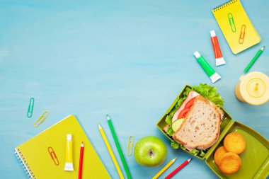 Taze sandviç ve plastik öğle yemeği kutusu içinde sağlıklı öğle yemeği için elma