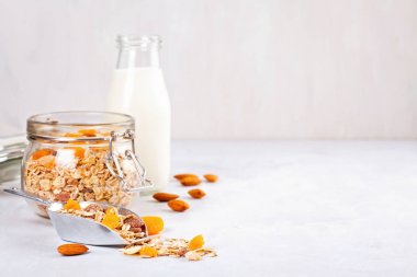 Ev yapımı granola veya fındık ve kuru meyve ve badem sütü ile müsli yulaf ezmesi ile jar. Sağlıklı Diyet Kahvaltı, vegan veya vejeteryan yiyecek konsepti
