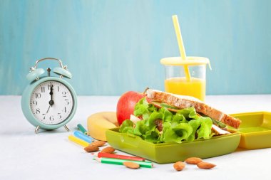 Taze sandviç ve plastik öğle yemeği kutusu içinde sağlıklı öğle yemeği için elma