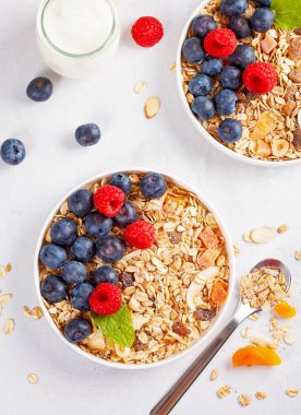 Ev yapımı granola ya da yulaf ezmesi müsli ile fındık, Kuru Meyve ve taze çilek. Sağlıklı Diyet Kahvaltı, vejetaryen gıda kavramı