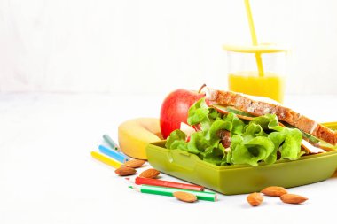 Taze sandviç ve plastik öğle yemeği kutusu içinde sağlıklı öğle yemeği için elma