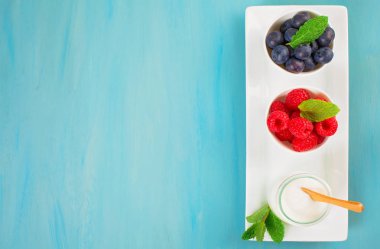 Yoğurt ile yaban mersini ve raspberies - sağlık ve diyet kavramı. Dengeli sağlıklı kahvaltı