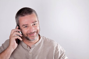 Cep telefonda konuşan olgun adam