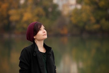 Sonbahar parkta yürüyüş üzerinde genç kadın