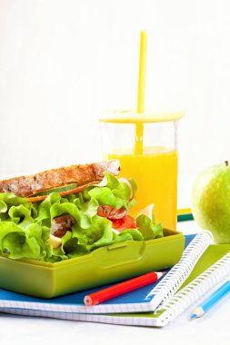 Taze sandviç ve plastik öğle yemeği kutusu içinde sağlıklı öğle yemeği için elma