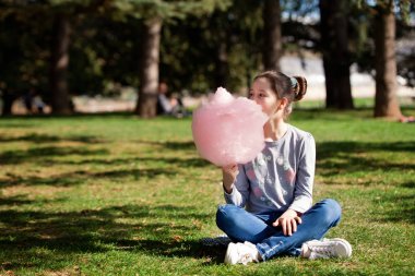 Genç Kız parkta pamuk şeker yemek