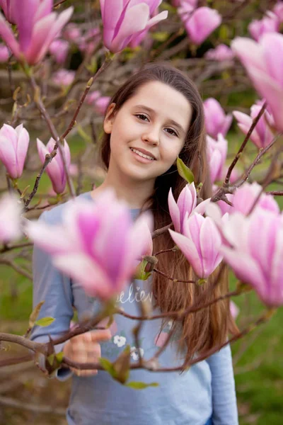 Молодая Девушка Подросток Весеннем Парке — стоковое фото