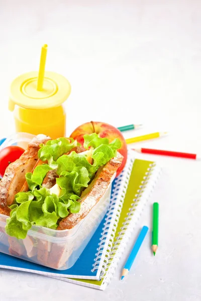 フレッシュ サンドイッチと林檎 ヘルシーなランチのプラスチック ランチ ボックス — ストック写真