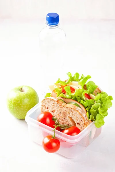 Panino Fresco Mela Pranzo Sano Nel Cestino Plastica — Foto Stock