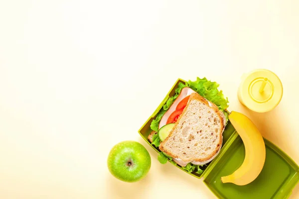 フレッシュ サンドイッチと林檎 ヘルシーなランチのプラスチック ランチ ボックス — ストック写真
