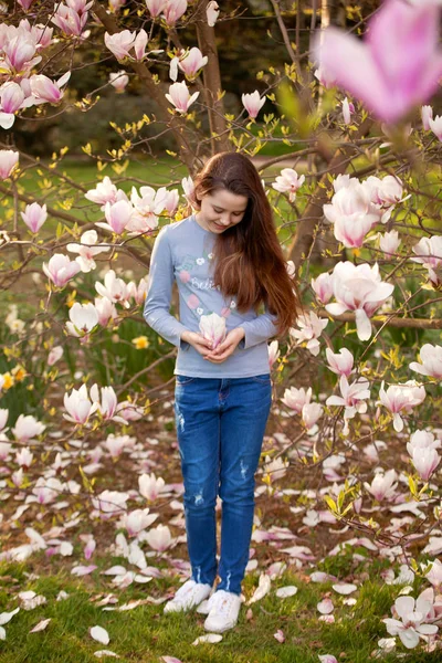 Молодая Девушка Подросток Весеннем Парке — стоковое фото