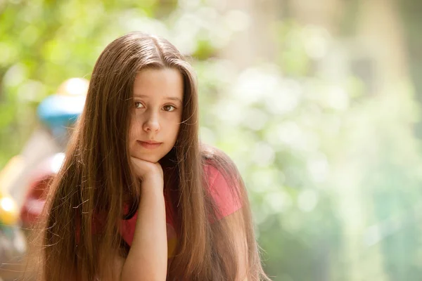 Vacker Tonårsflicka Med Ett Leende Och Lugna Ansikte Uttryck — Stockfoto