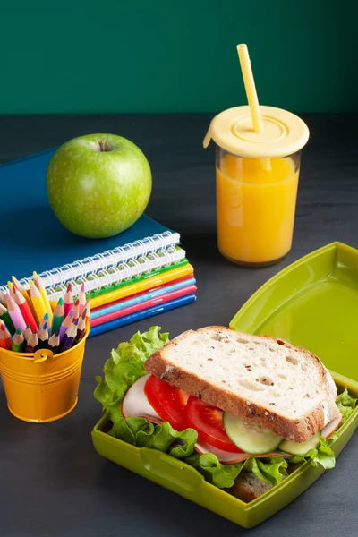 Panino Fresco Mela Pranzo Sano Nel Cestino Plastica — Foto Stock