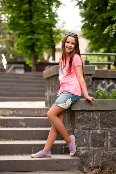 Happy Elegant Tonåring Flicka Sommar Outfit — Stockfoto