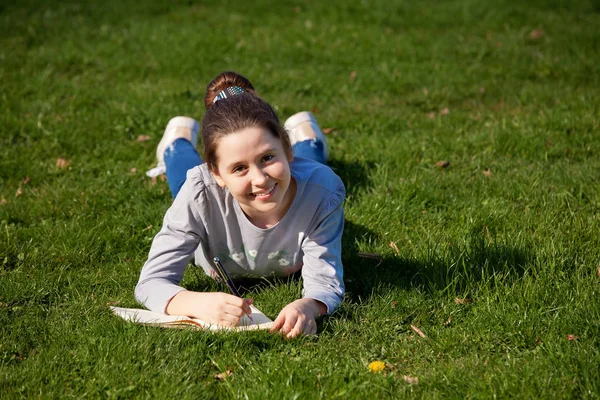 Молодая Девушка Подросток Рисует Парке — стоковое фото