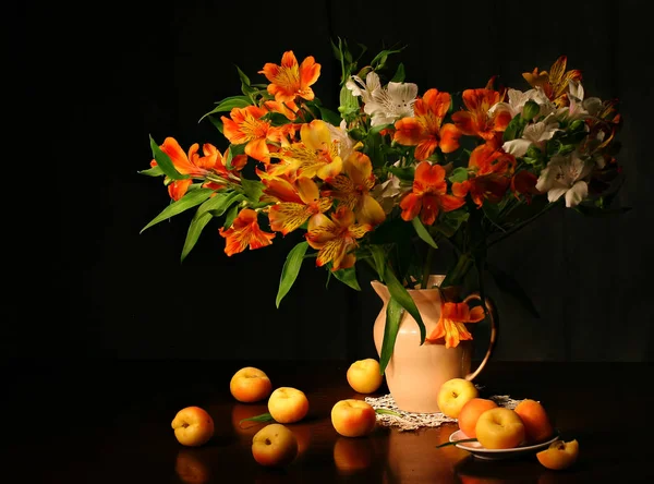 Schönes Stillleben Mit Lilien Und Aprikosen — Stockfoto