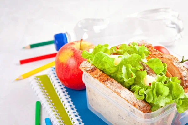 Panino Fresco Mela Pranzo Sano Nel Cestino Plastica — Foto Stock