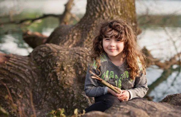 Милая Маленькая Девочка Играет Дереве — стоковое фото