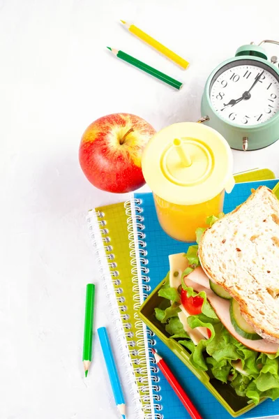 Panino Fresco Mela Pranzo Sano Nel Cestino Plastica — Foto Stock