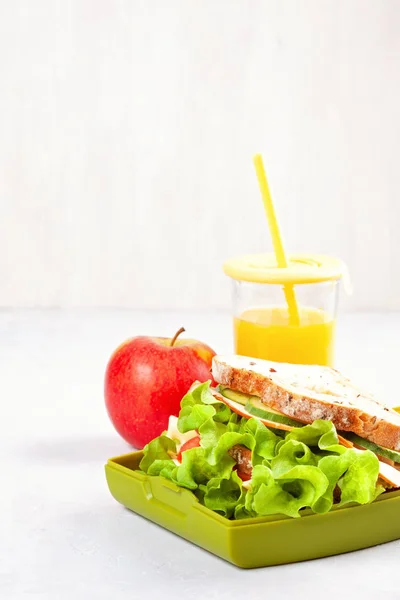 Panino Fresco Mela Pranzo Sano Nel Cestino Plastica — Foto Stock