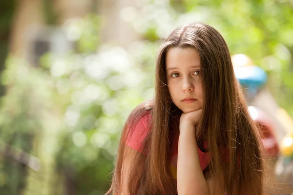 Menina Adolescente Bonita Com Uma Expressão Facial Pensativa Triste — Fotografia de Stock