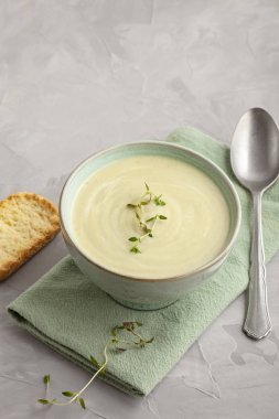 Yeşil bezelye yapılan taze sebze çorbası. Ev yapımı sağlıklı beslenme kavramı vegans ve vejetaryenler için uygun