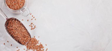 Sağlıklı yağlar, bitkisel kökenli protein ve çeşitli mineraller açısından zengin keten tohumu. Sağlıklı gıda kavramı. Vejeteryan, vejeteryan diyet kalp hastalığı riskini azaltarak dengeli.