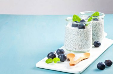 Chia puding taze meyveleri ve badem sütü. Superfood kavramı. Vegan, vejetaryen ve organik ürünleri ile sağlıklı beslenme diyet