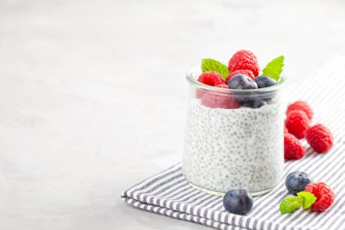 Chia puding taze meyveleri ve badem sütü. Superfood kavramı. Vegan, vejetaryen ve organik ürünleri ile sağlıklı beslenme diyet
