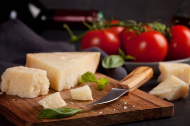 Geleneksel İtalyan peynir parmesan ile domates
