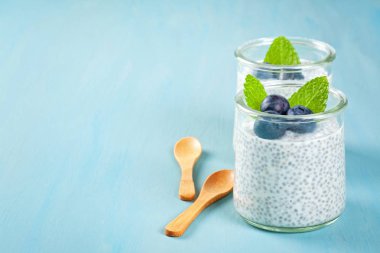 Chia puding taze meyveleri ve badem sütü. Superfood kavramı. Vegan, vejetaryen ve organik ürünleri ile sağlıklı beslenme diyet