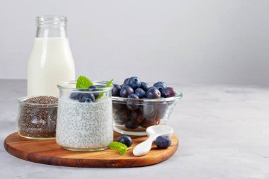Chia puding taze meyveleri ve badem sütü. Superfood kavramı. Vegan, vejetaryen ve organik ürünleri ile sağlıklı beslenme diyet
