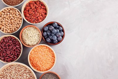 Çeşitli superfoods goji meyveleri, quinoa, chia, kenevir tohumu, keten tohumu, nohut, yulaf, badem, yaban mersini, curcuma, matcha ve lantils. Vegan, vejetaryen sağlıklı beslenme diyet organik ürünler kavramı