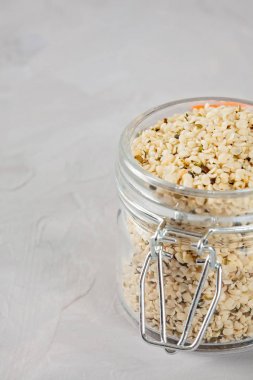 Kenevir tohumu sağlıklı yağlar, bitkisel kökenli protein ve çeşitli mineraller açısından zengin. Sağlıklı gıda kavramı. Vejeteryan, vejeteryan diyet kalp hastalığı Risk azaltma