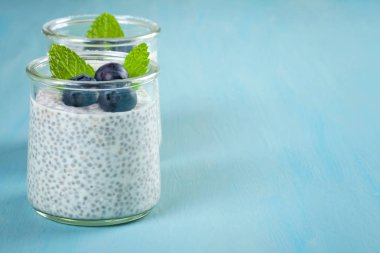 Chia puding taze meyveleri ve badem sütü. Superfood kavramı. Vegan, vejetaryen ve organik ürünleri ile sağlıklı beslenme diyet