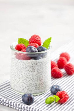 Chia puding taze meyveleri ve badem sütü. Superfood kavramı. Vegan, vejetaryen ve organik ürünleri ile sağlıklı beslenme diyet