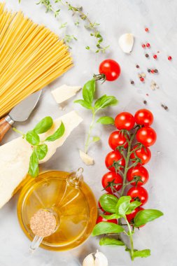 Demet taze fesleğen, domates, parmesan peyniri, sarmısak ve zeytin yağı - İtalyan mutfağının geleneksel madde