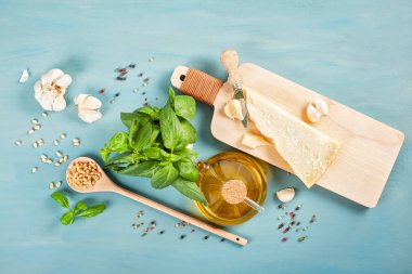 Parmesan peyniri, zeytin yağı, fesleğen, sarımsak, çam fıstığı - pesto tarifi yemek için taze malzemeler. İtalyan mutfak konsepti