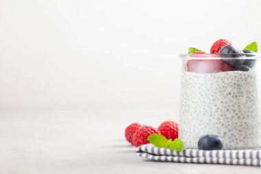 Chia puding taze meyveleri ve badem sütü. Superfood kavramı. Vegan, vejetaryen ve organik ürünleri ile sağlıklı beslenme diyet