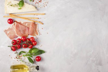 Demet taze fesleğen, domates, parmesan peyniri, jambon ve zeytin yağı - İtalyan mutfağının geleneksel madde