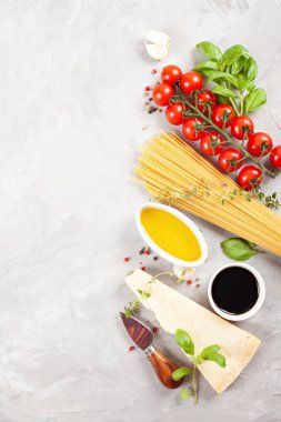 Demet taze fesleğen, domates, parmesan peyniri, sarmısak ve zeytin yağı - İtalyan mutfağının geleneksel madde