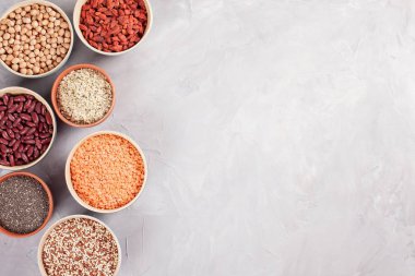 Çeşitli superfoods goji meyveleri, quinoa, chia, kenevir tohumu, keten tohumu, nohut, yulaf, badem, yaban mersini, curcuma, matcha ve lantils. Vegan, vejetaryen sağlıklı beslenme diyet organik ürünler kavramı